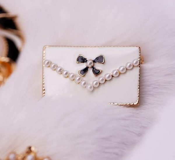 41sJpNhNk2L._AC Celebrity Designer Jewelry Brooch Pins,Brooches with Imitation Pearl for Women Fashion